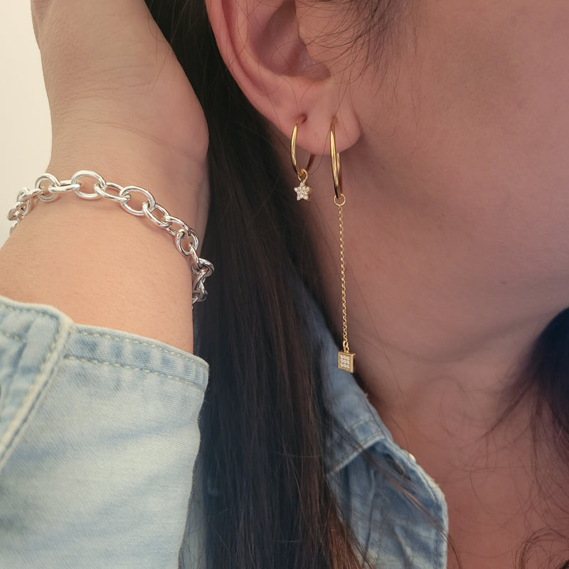 Boucle d'oreille unique breloque carré CZ avec chaîne