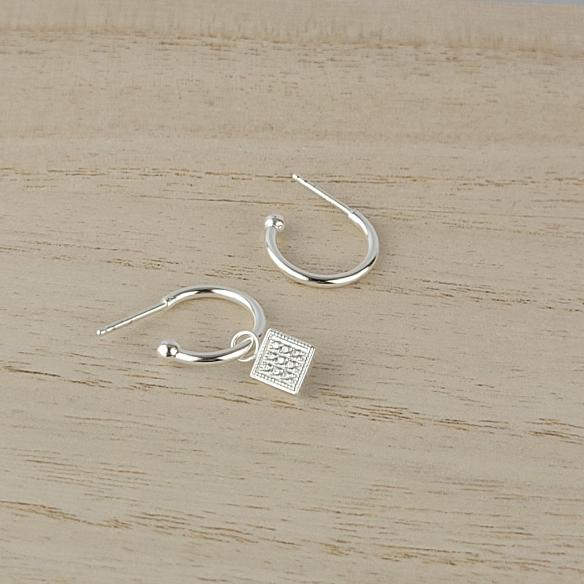 Boucle d'oreille unique breloque carré CZ